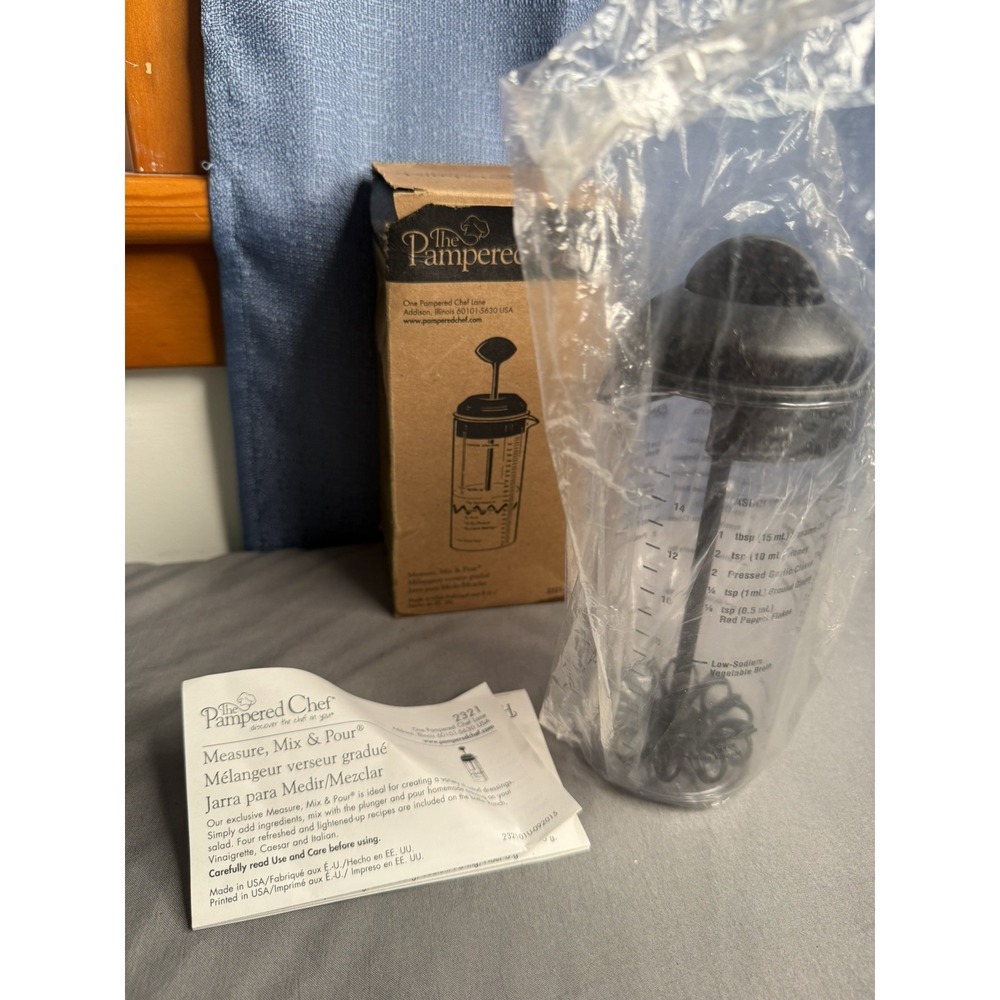 Pampered Chef Measure Mix & Pour #2265 16 oz Salad Dressing Mixer New-Open Box
